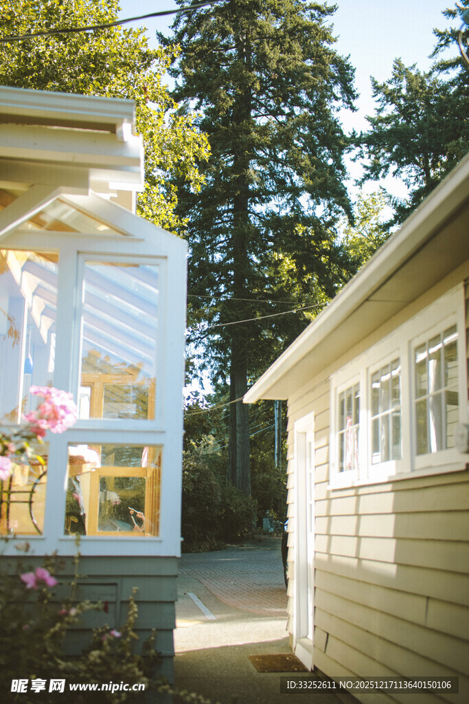 温馨小屋旁的阳光玻璃房