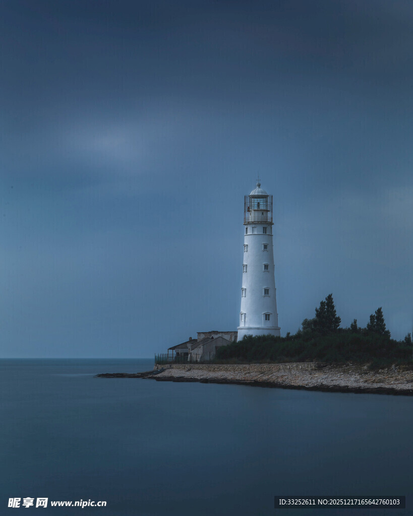海边灯塔夜景