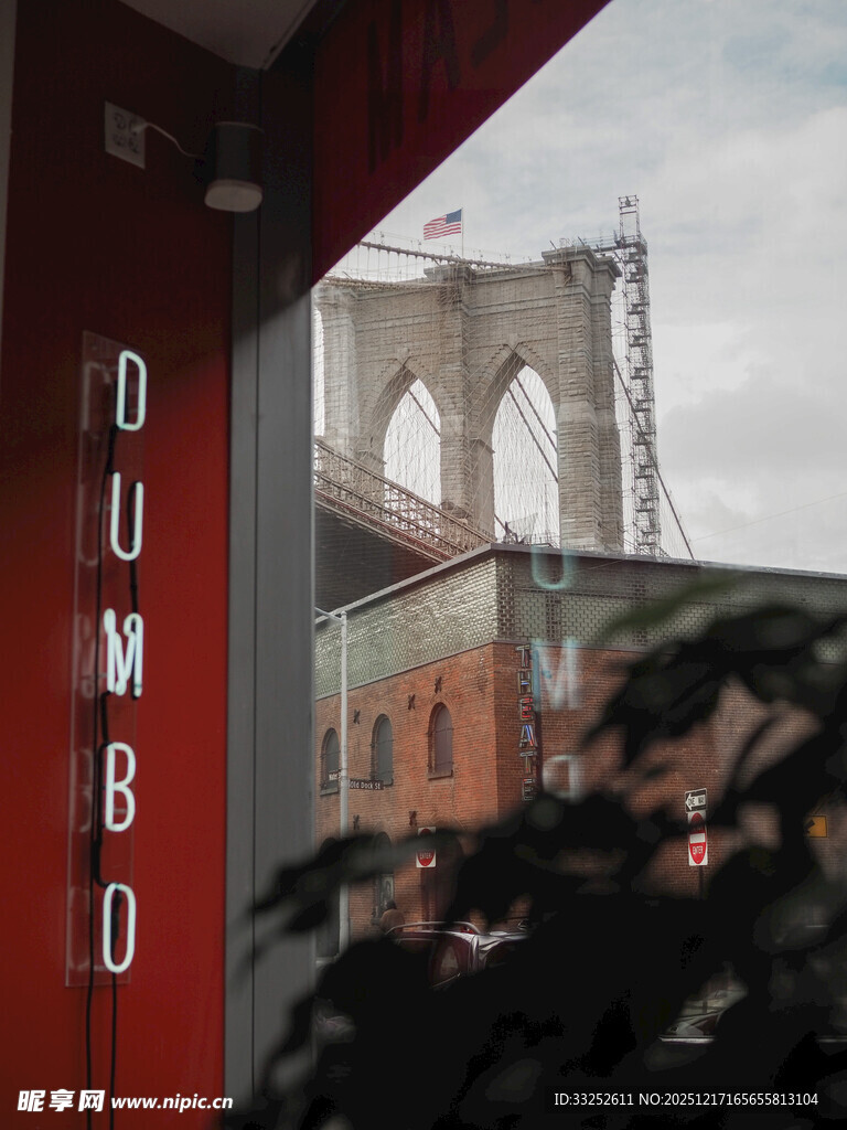透过门窗看布鲁克林大桥