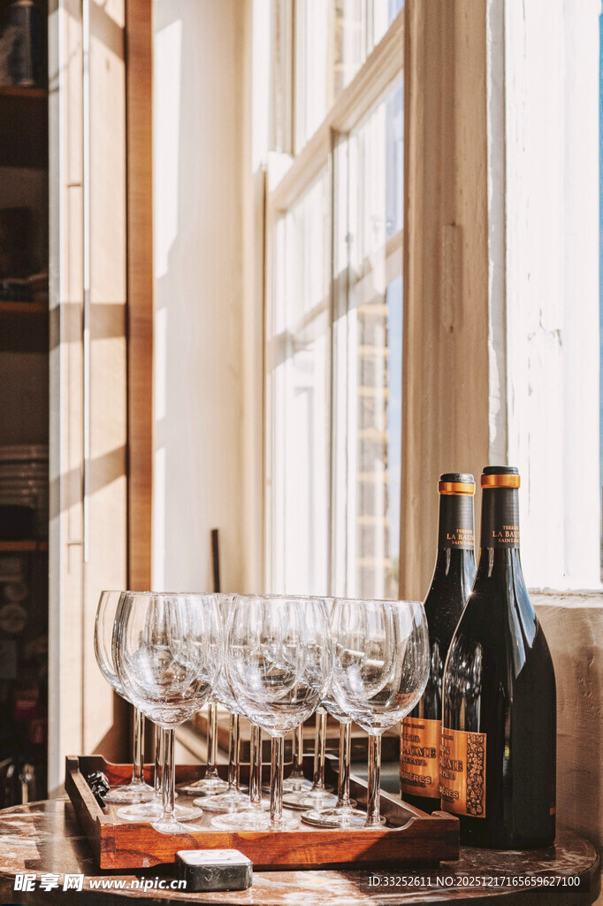 窗边雅致的酒杯与酒瓶陈设