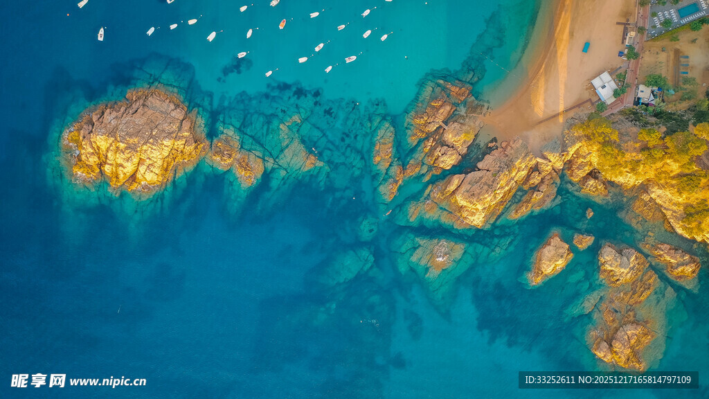 俯瞰蓝色海洋中的岛屿