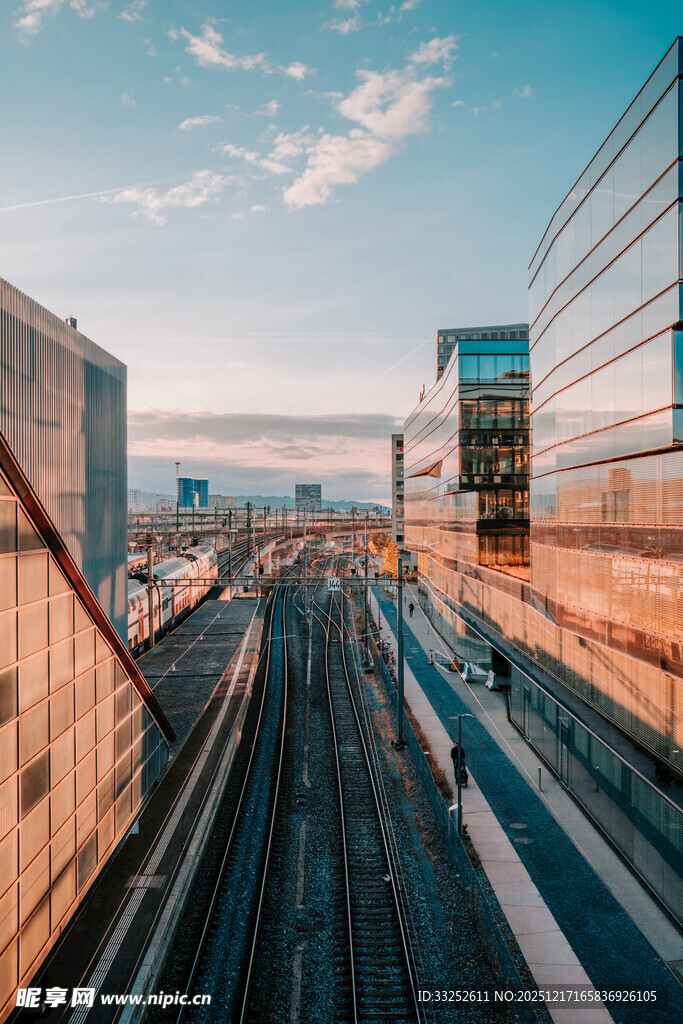 城市铁轨旁的现代建筑景观