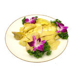 白盘上的美味白切鸡