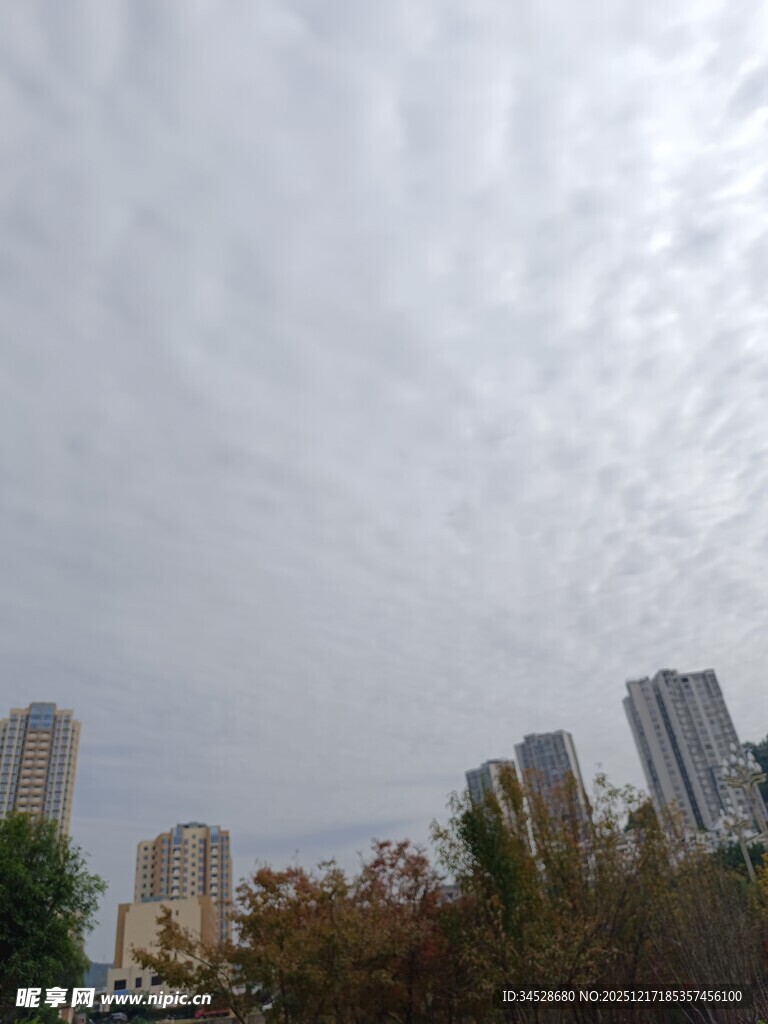 城市上空的云层景观