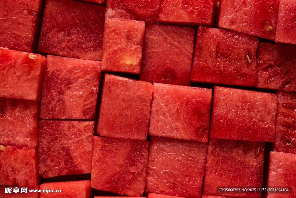 鲜红多汁的切块西瓜