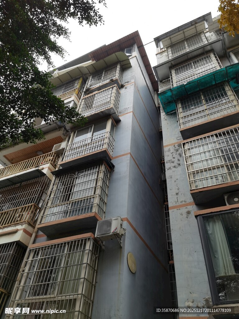 老旧居民楼加装的电梯