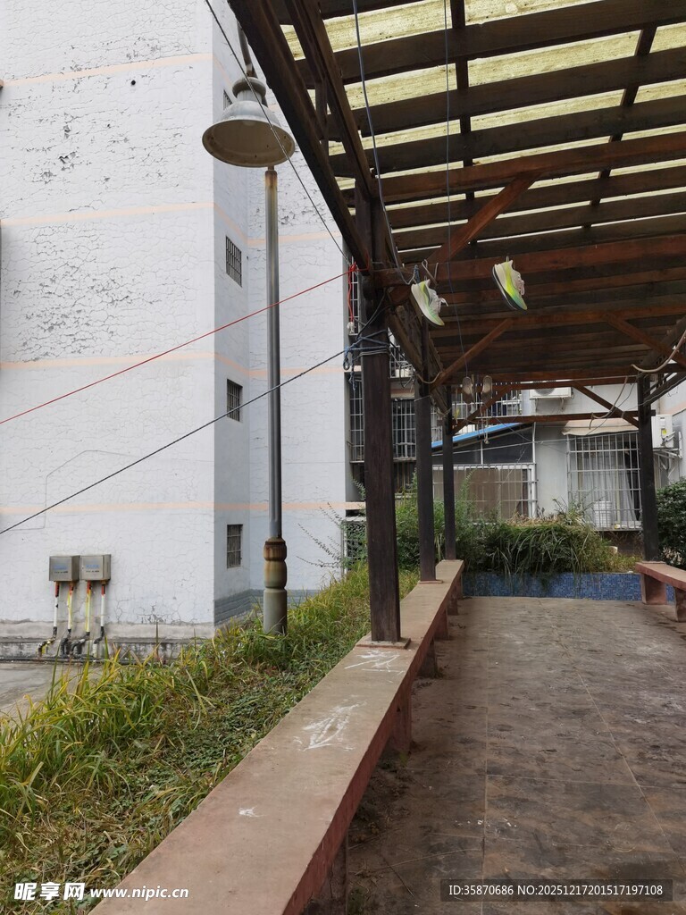 户外廊架下的休闲空间