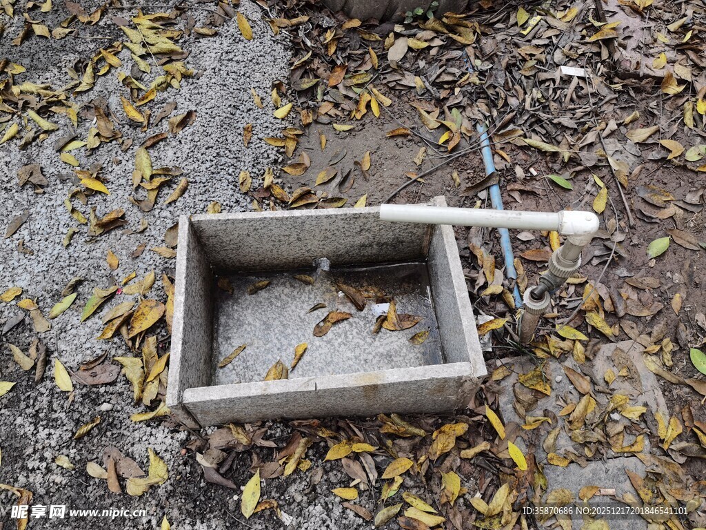 户外方形容器与落叶工具