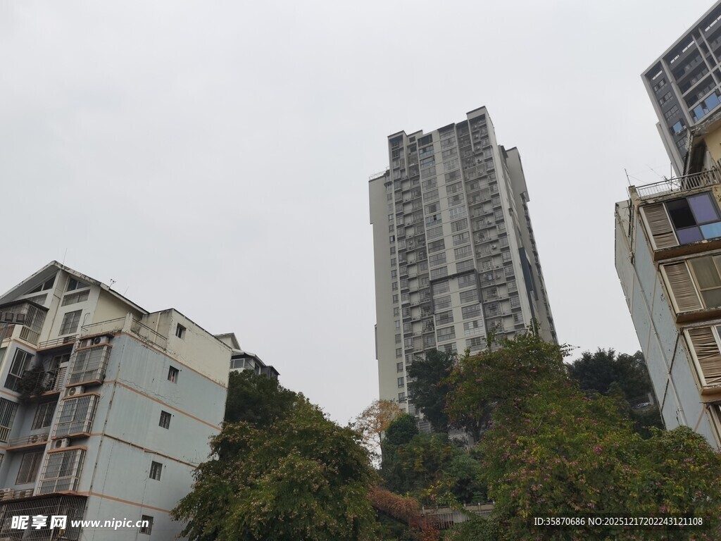 城市中的高层住宅楼景