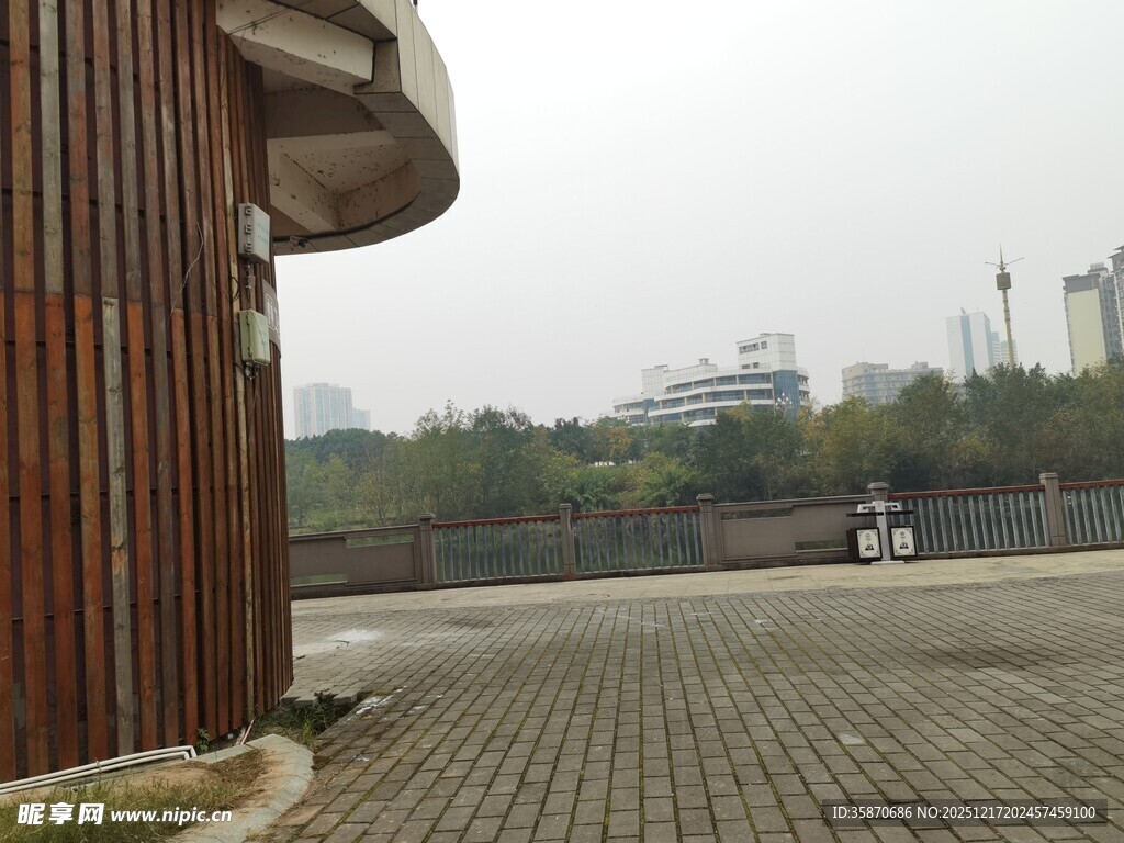 户外木质建筑旁的开阔场地