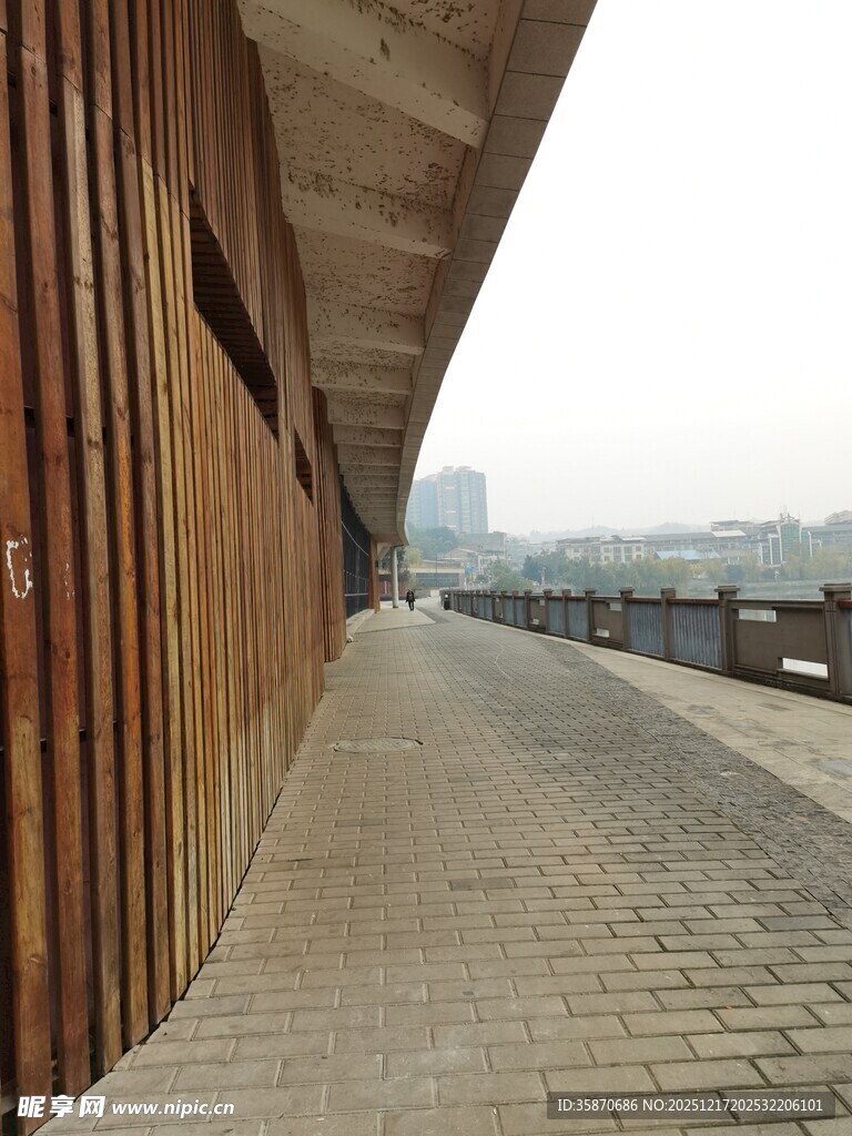 木质长廊下的砖石步道