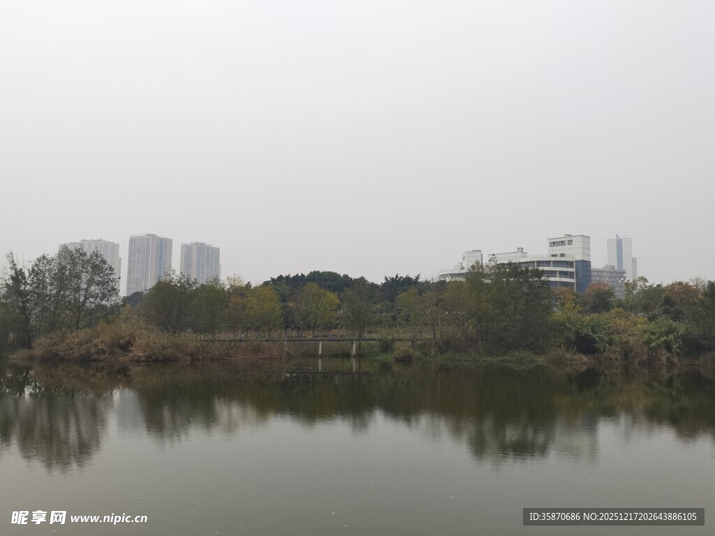 湖畔城市风光倒影