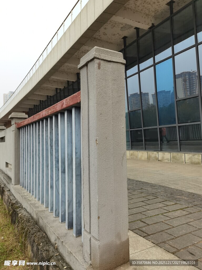 户外金属护栏与建筑外观