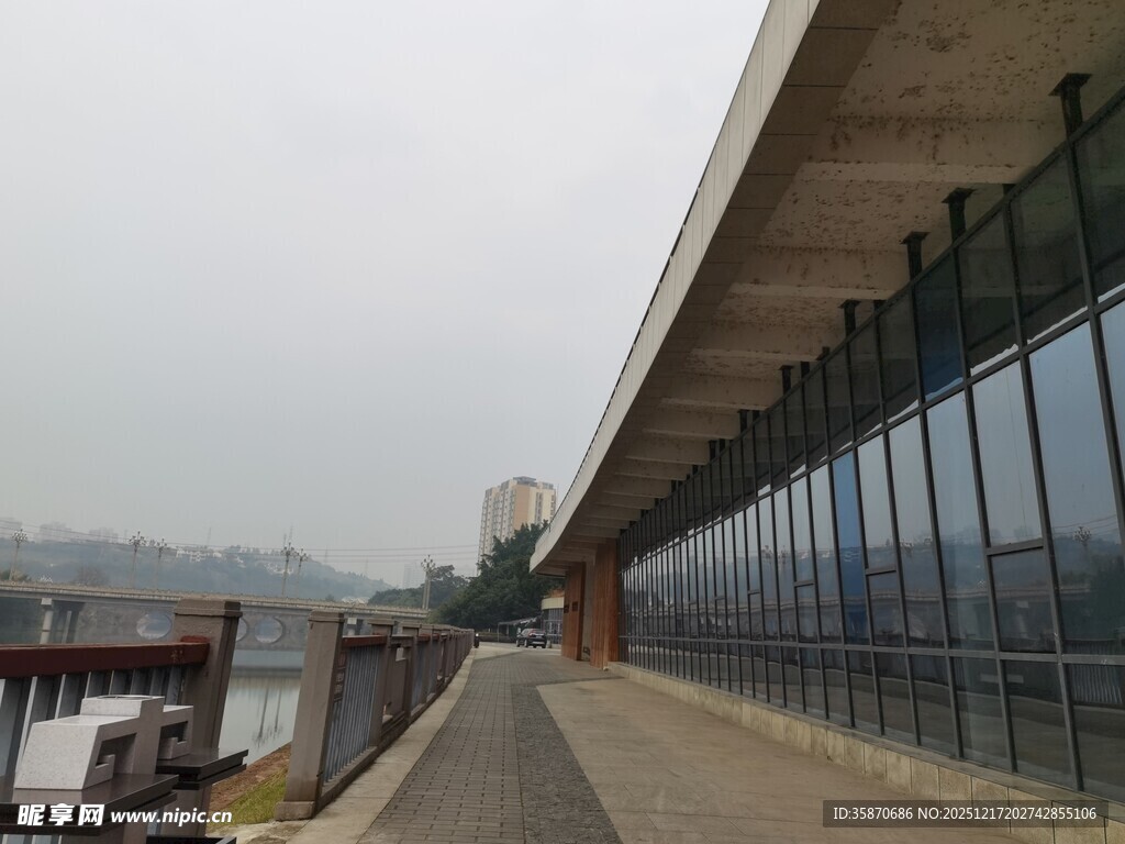 河畔现代建筑外观风景