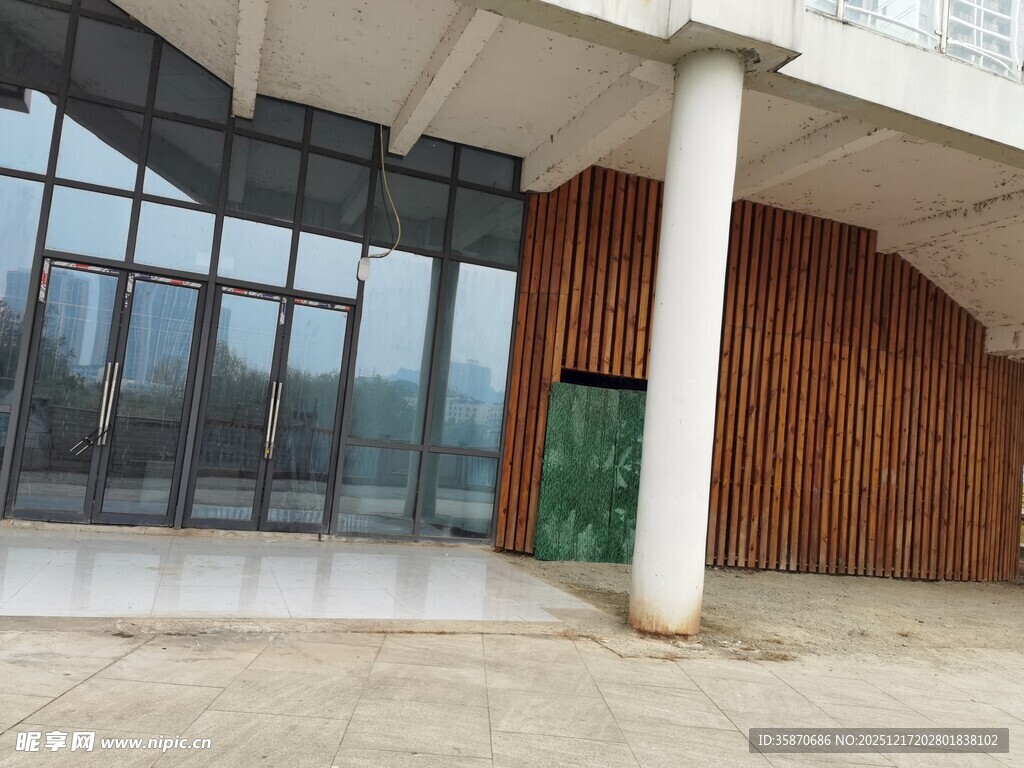 现代建筑外观一角