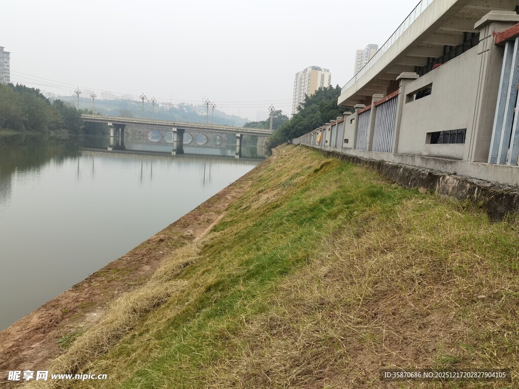 河畔风景城市中的宁静一角