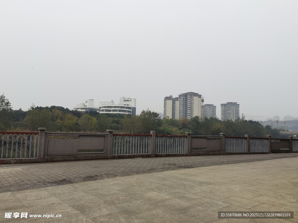 城郊空旷地与远处建筑群