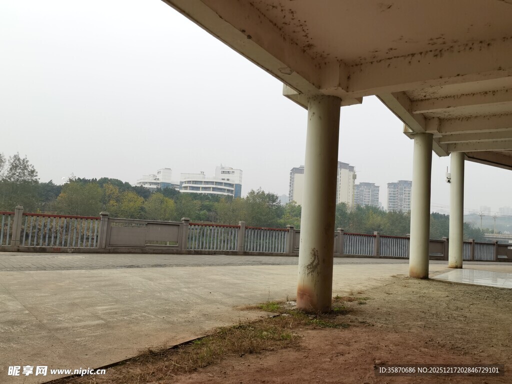 户外空旷水泥平台场景