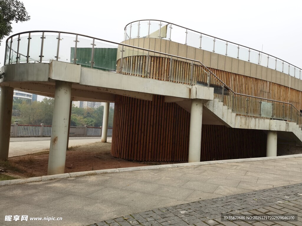 户外架空平台建筑设施