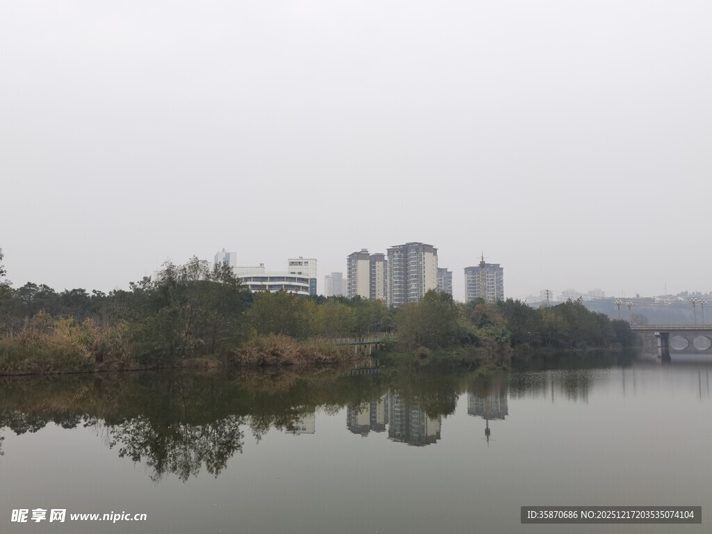 湖畔城市风光倒影如画