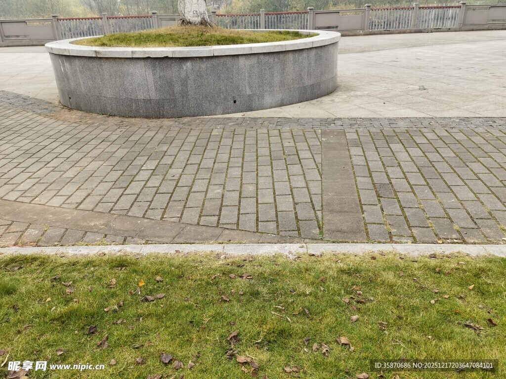 户外砖砌花坛与草地景观