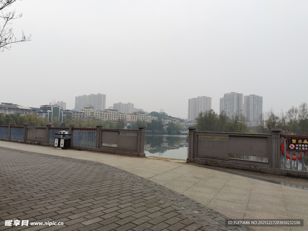 城市河畔砖石铺就的步道