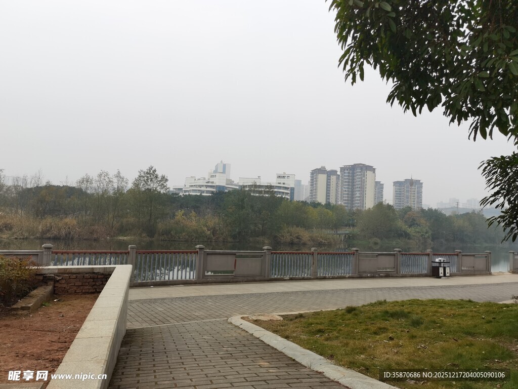 城市公园步道边的远景