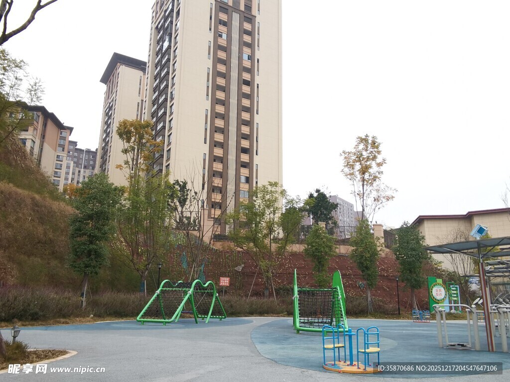 小区内的户外健身休闲场地