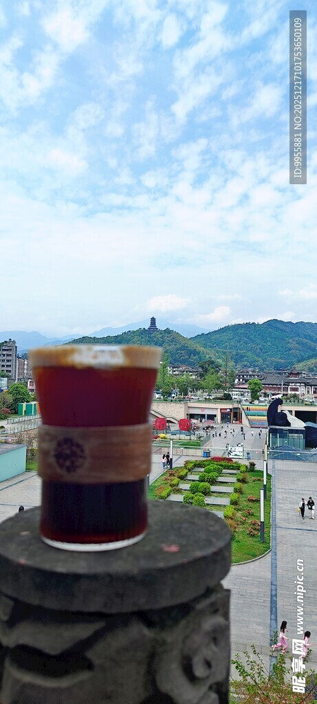 石台上的精美红色杯子