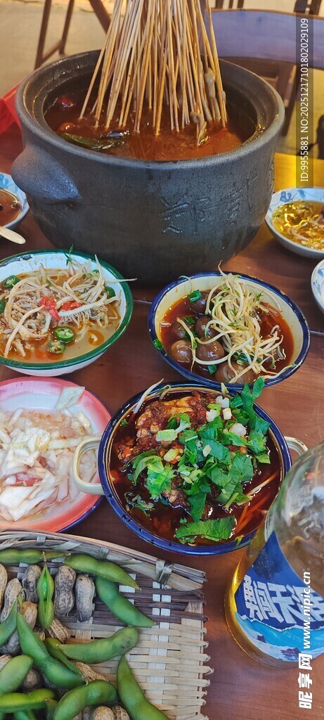 丰盛中式菜肴摆满一桌