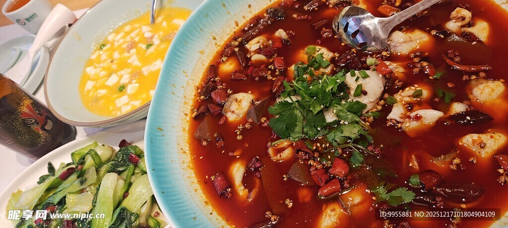 味毛血旺配菜丰富诱人