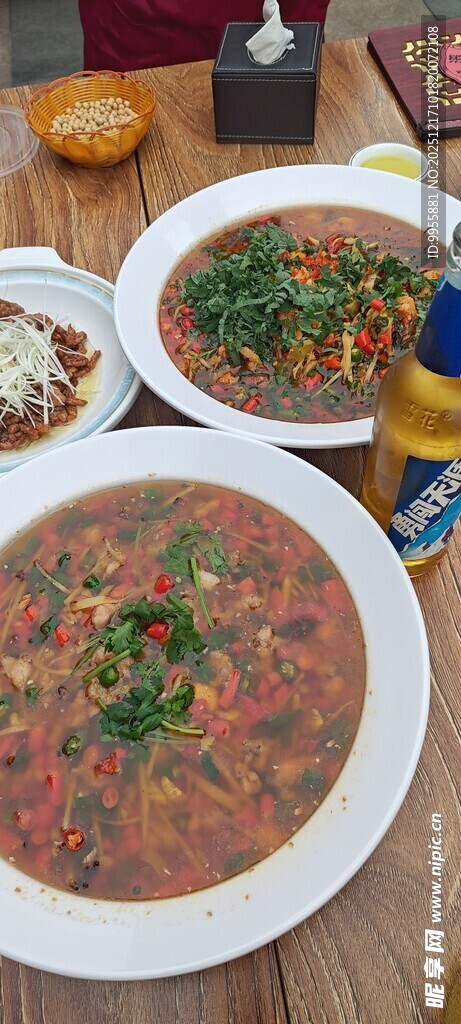 美味汤品与菜肴摆放在桌