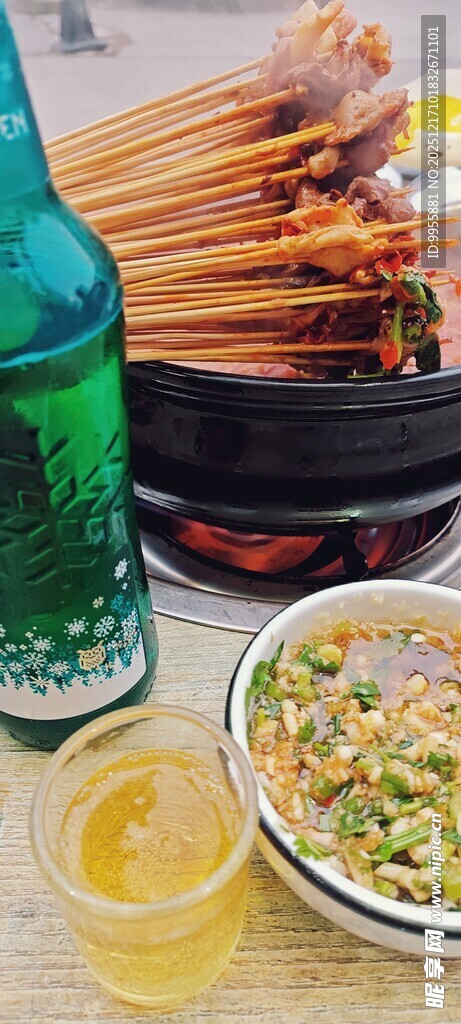 美味串串与特色饮品组合