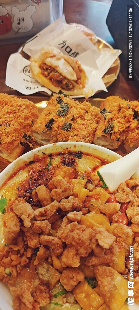 美味多样的特色小吃拼盘