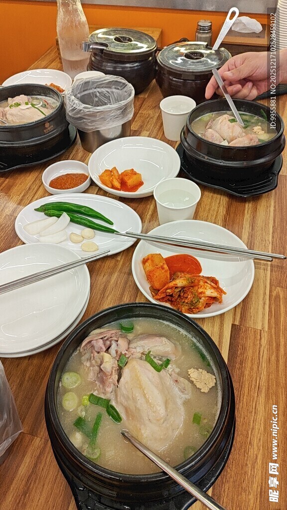 韩式美味餐食摆满一桌