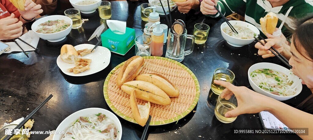 聚餐场景中的丰盛美食