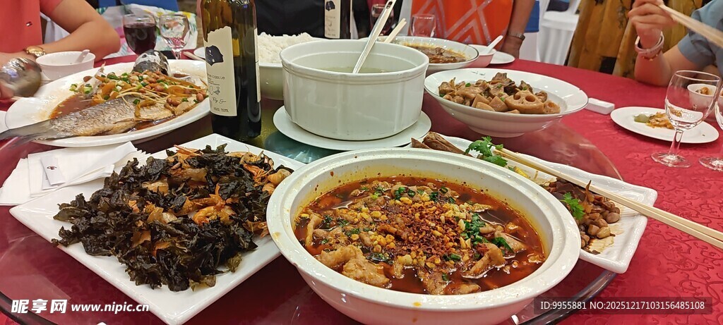 丰盛中式菜肴聚餐场景