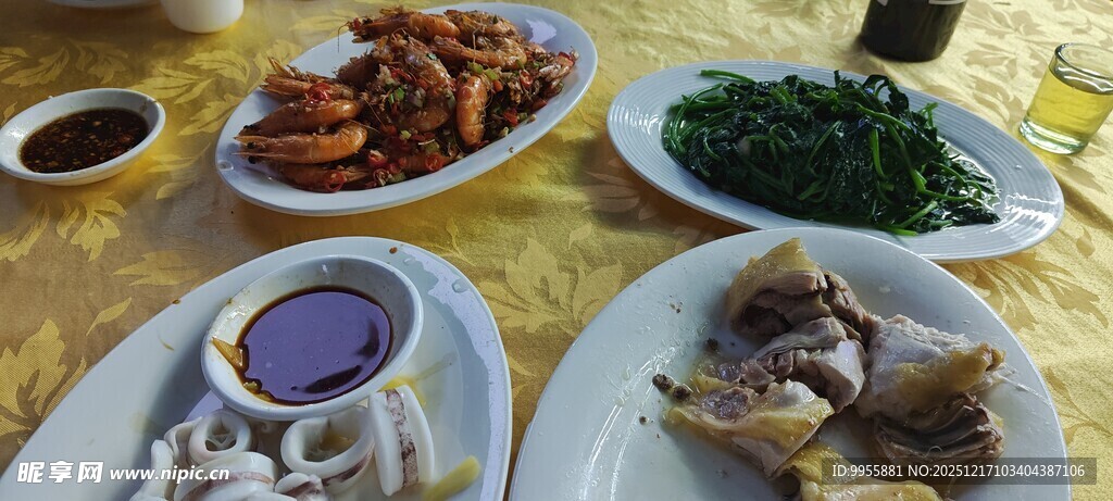 丰盛中式菜肴摆桌