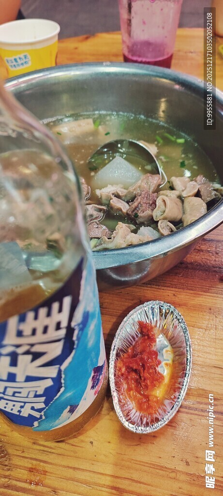 美味火锅食材与调料展示