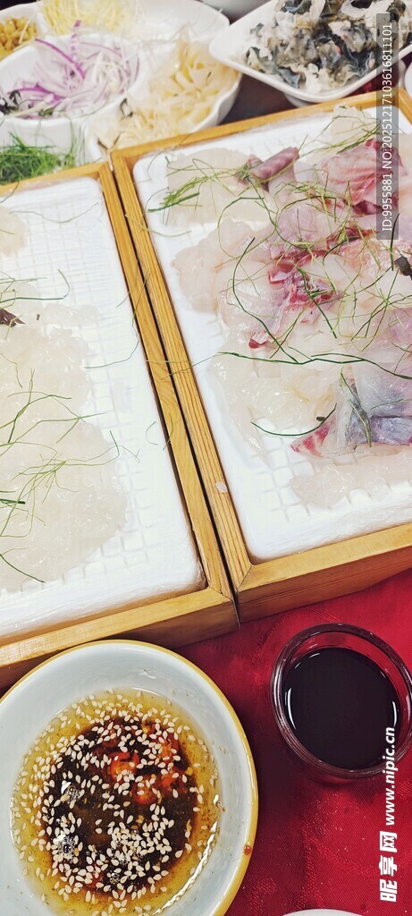 精美刺绣作品与美食展示