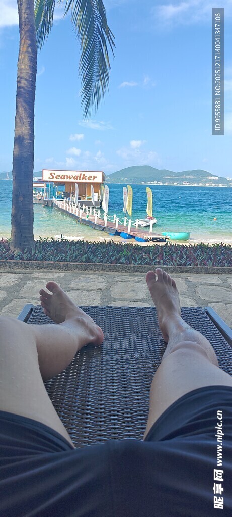 越南芽海边躺椅上惬意的休闲时光