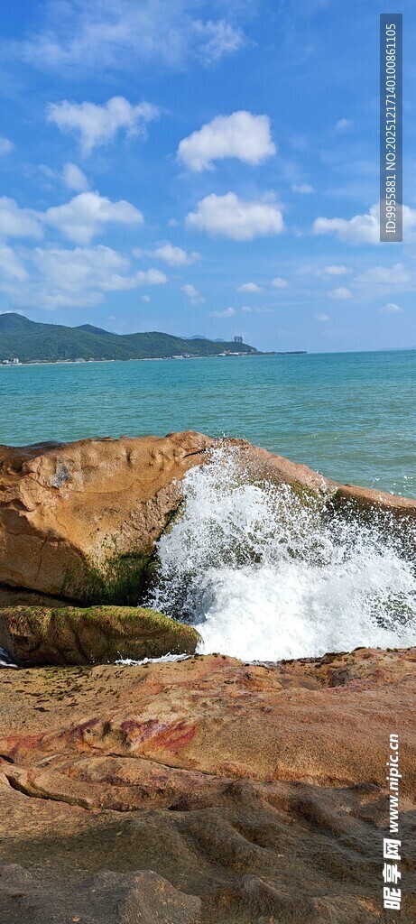 越南芽庄海浪拍打礁石的海边美景