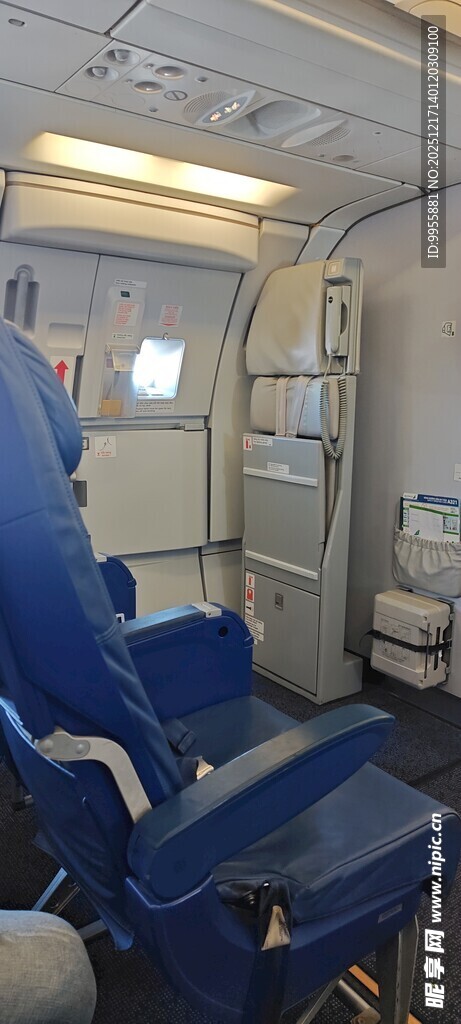 越南芽庄旅飞机机舱内的蓝色座椅