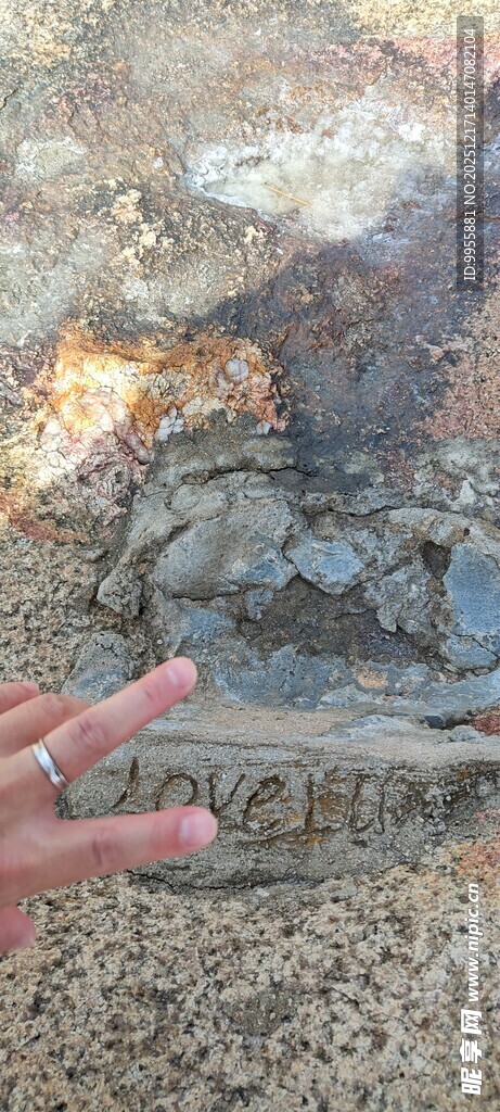 越南芽庄手指指向岸边的岩石景观