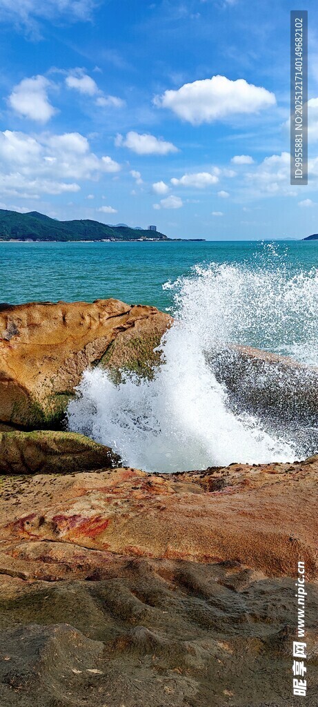 越南芽庄旅海浪拍击岸边岩石景观