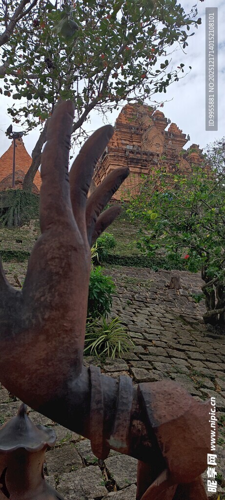 越南芽庄户外铁艺雕塑与绿植景观