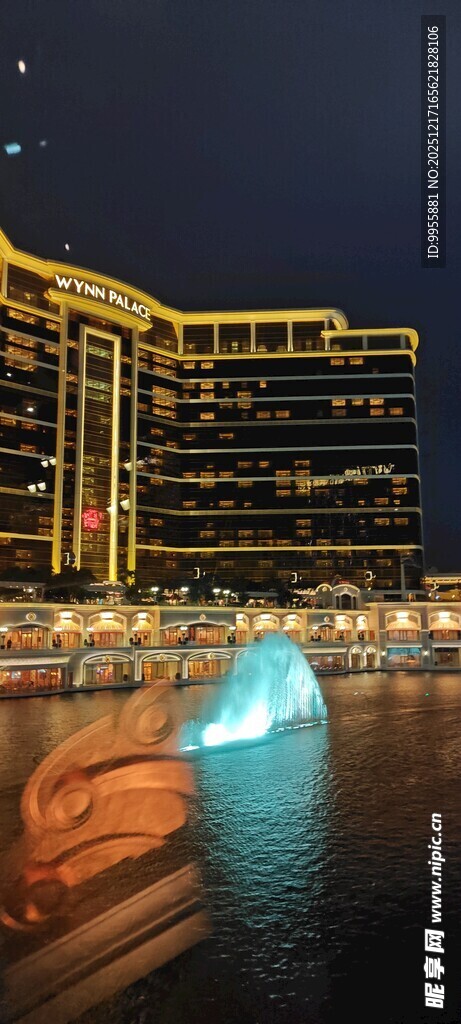 澳门大三夜晚璀璨的河畔建筑景观