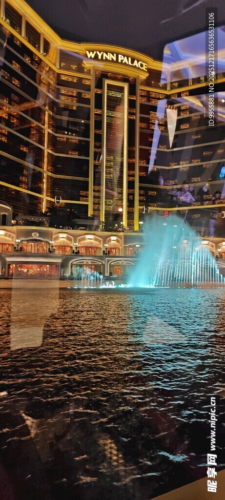 澳门大三巴城市夜景中的璀璨喷泉