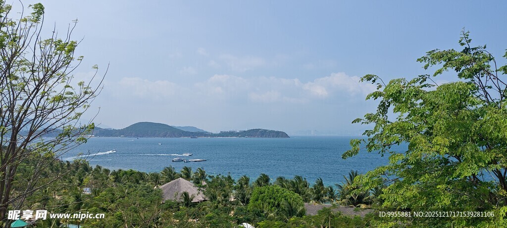 越南芽庄湖畔绿树环绕的秀丽风光