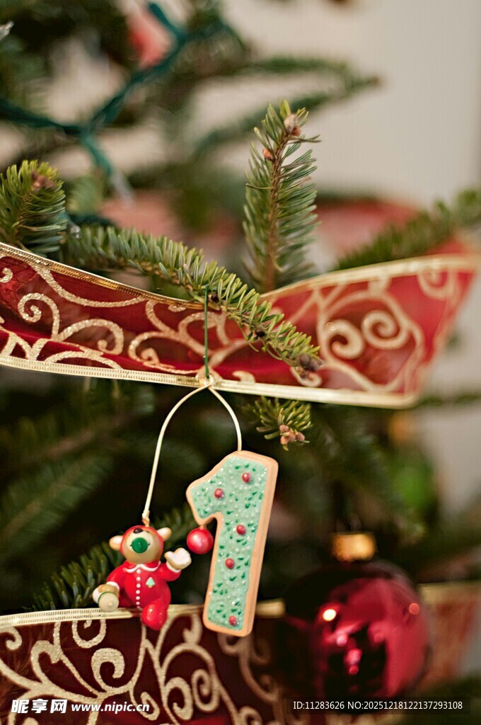 圣诞树上的数字1装饰